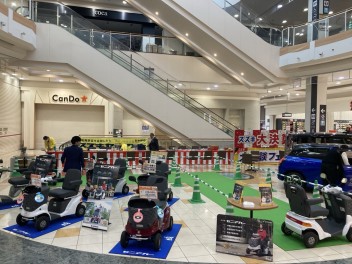 たくさんのご来場ありがとうございました。セニアカー出張展示会 in イオンモール直方！！
